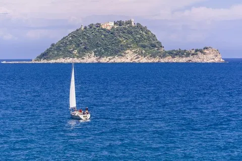 Beautiful Sailing Copyright: <a href='https://www.123rf.com/profile_deborabassano'>deborabassano / 123RF Stock Photo</a>